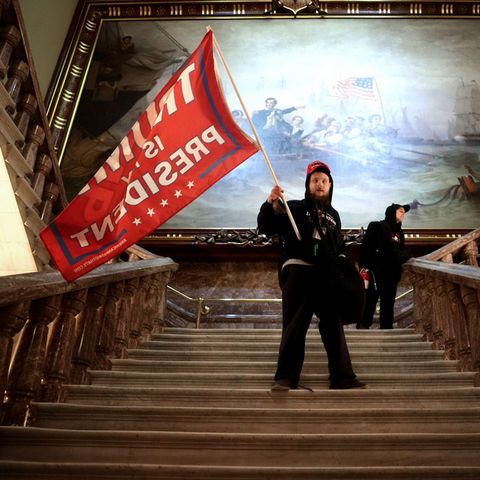 Trump-Anhänger schwenkt eine Fahne am 6. Januar im Treppenhaus des Kapitols