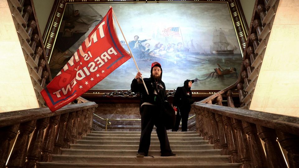 Trump-Anhänger schwenkt eine Fahne am 6. Januar im Treppenhaus des Kapitols