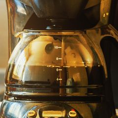 Kaffeemaschine reinigen: Kaffee läuft in eine Glaskanne