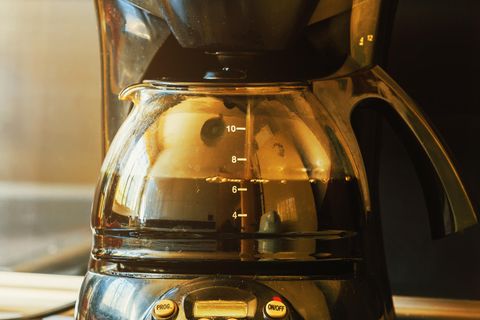 Kaffeemaschine reinigen: Kaffee läuft in eine Glaskanne
