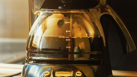 Kaffeemaschine reinigen: Kaffee läuft in eine Glaskanne
