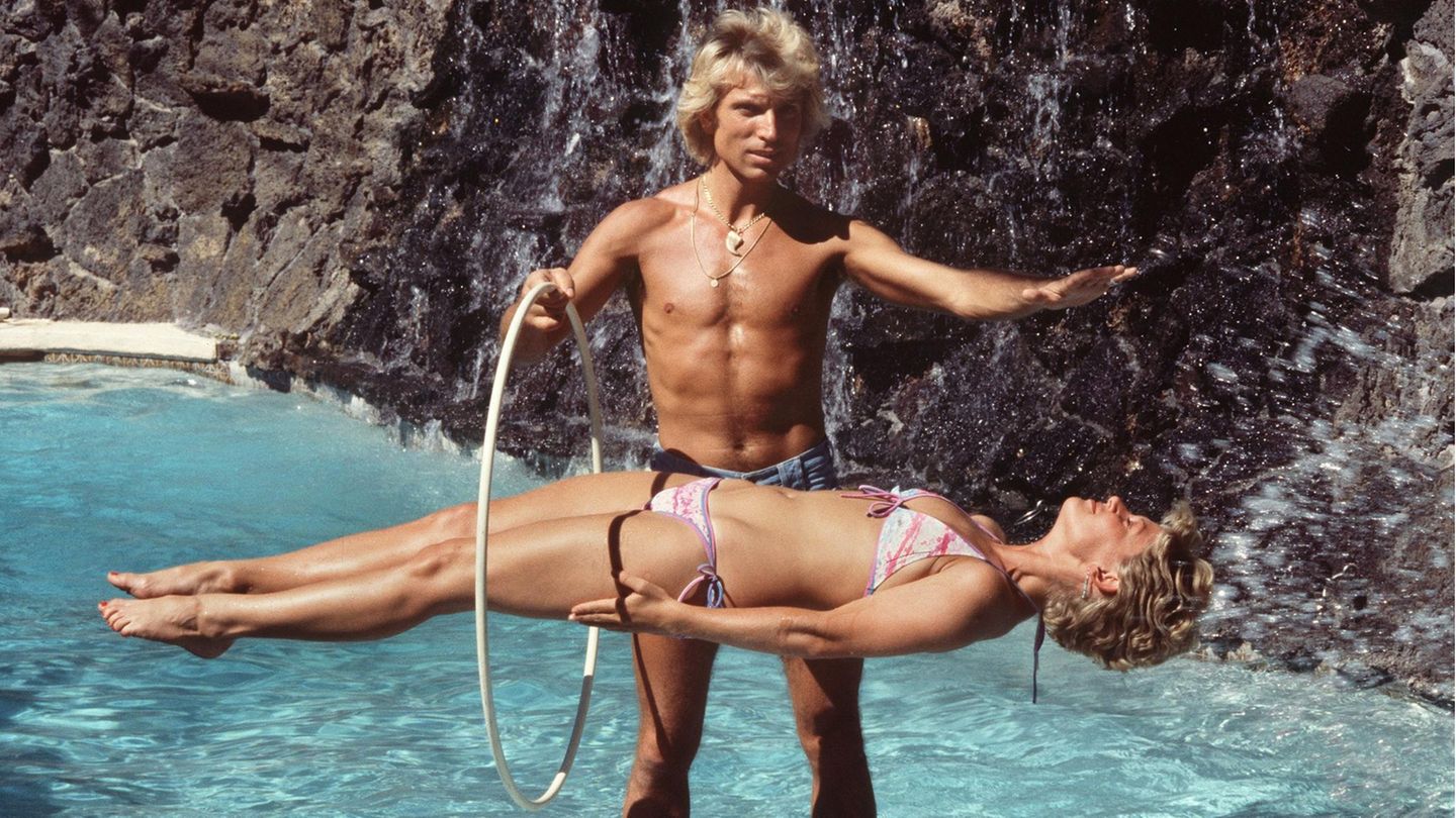 Siegfried und Gitte Hænning, 1978 Die dänische Schlagersängerin Gitte erlebt bei ihrem Besuch in Las Vegas die Zauberkünste von Siegfried und Roy am eigenen Leib. Im Swimminpool bringt Magier Siegfried Fischbacher sie zum Schweben. Doch berühmt macht die beiden ihre Tigerdressur.