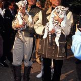 Der Hype reißt auch in den 90er Jahren nicht ab. Das Duo entwickelt seine Shows permanent weiter. Immer neue und unglaublichere Nummern machen Siegfried und Roy noch erfolgreicher. Aus ihren Tricks machen sie ein gut gehütetes Geheimnis. Hotel- und Spielcasinomagnat Steve Wynn baut ihnen 1990 ein eigenes Theater. Es wird mit 50 Millionen Dollar Produktionskosten die teuerste Bühnenshow der Welt.