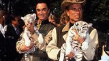 Der Hype reißt auch in den 90er Jahren nicht ab. Das Duo entwickelt seine Shows permanent weiter. Immer neue und unglaublichere Nummern machen Siegfried und Roy noch erfolgreicher. Aus ihren Tricks machen sie ein gut gehütetes Geheimnis. Hotel- und Spielcasinomagnat Steve Wynn baut ihnen 1990 ein eigenes Theater. Es wird mit 50 Millionen Dollar Produktionskosten die teuerste Bühnenshow der Welt.