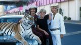 Siegfried und Roy, hier mit Gitte 1978, treten in ihren Shows mit Tigern auf und begründen damit ein neues Genre der Showunterhaltung. Genau das, was Las Vegas Ende der 1970er Jahre braucht. Die Stadt will weg von ihrem Spielerimage und dem alten Strip. Die Zukunft soll Unterhaltung für die ganze Familie sein. Da Siegfried und Roy statt auf leicht bekleidete Damen auf Tiere setzen, sind sie für die Casinomanager ein Volltreffer.