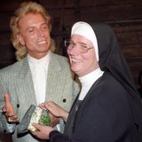 Ein Geschenk für den berühmten Bruder. Siegfried mit seiner Schwester Margot, der Ordensschwester Dolore, die in Rosenheim lebt. Sie überreicht ihm 1993 ein Geschenk zum Geburtstag, den er in seiner Heimat Bayern feiert.