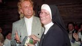 Ein Geschenk für den berühmten Bruder. Siegfried mit seiner Schwester Margot, der Ordensschwester Dolore, die in Rosenheim lebt. Sie überreicht ihm 1993 ein Geschenk zum Geburtstag, den er in seiner Heimat Bayern feiert.