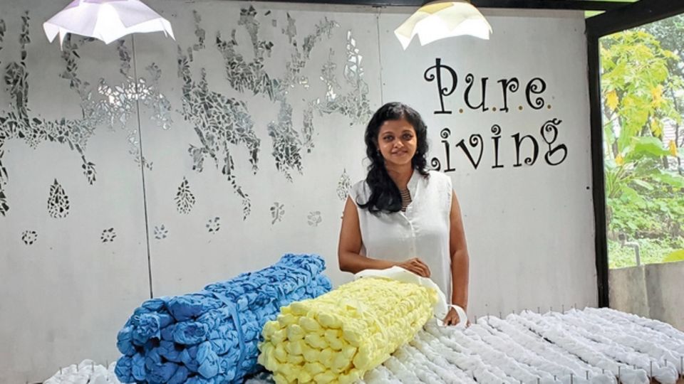 Nur noch zwei Tiere : Modedesignerin Lakshmi Menon mit ihren selbstgeknüpften Matratzen Modedesignerin Lakshmi Menon mit ihren selbstgeknüpften Matratzen