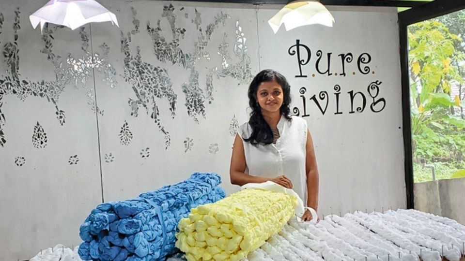 Modedesignerin Lakshmi Menon mit ihren selbstgeknüpften Matratzen