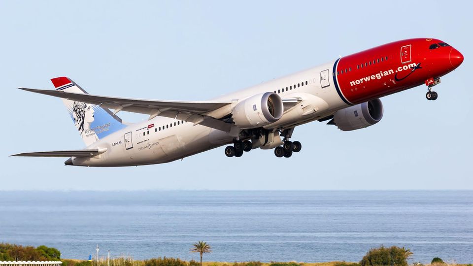 Eine Boeing 787-9 Dreamliner von Norwegian startet am Flughafen Barcelona in Katalonien zu einem Langstreckenflug