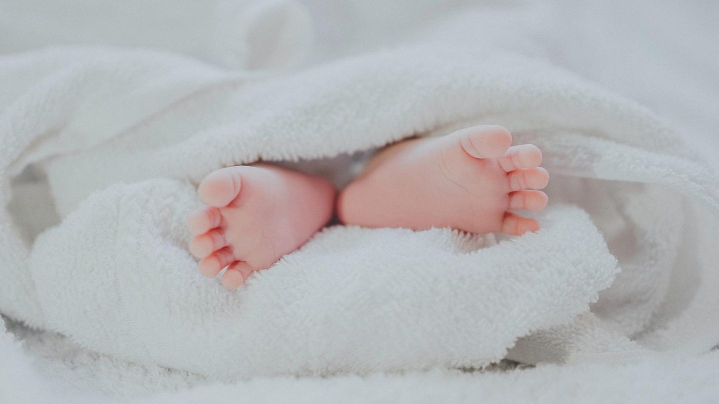 Babyfüße in einer Decke