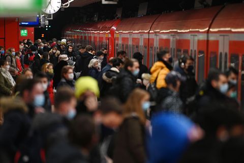 Kommt der Shutdown? Menschen steigen in eine eingefahrene U-Bahn