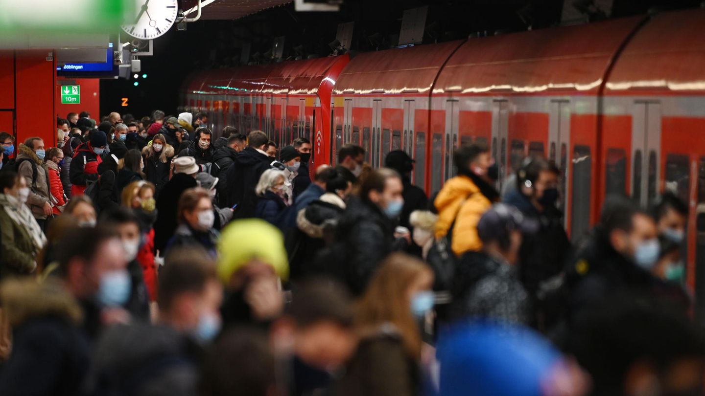 Kommt der Shutdown? Menschen steigen in eine eingefahrene U-Bahn