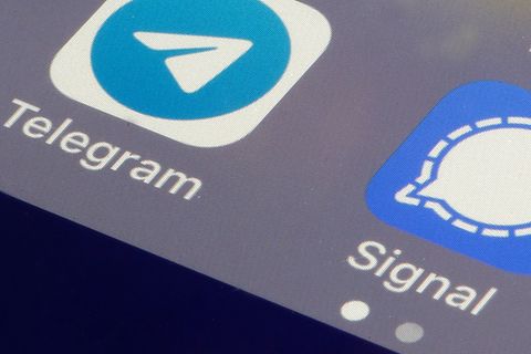 Die Apps Telegram und Signal auf einem Smartphone
