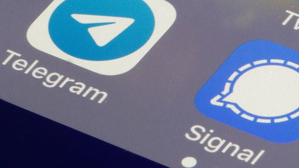 The apps Telegram and Signal on a smartphone