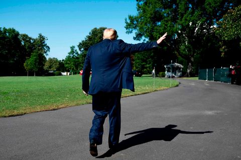 Auf dem Weg nach draußen: US-Präsident Donald Trump (Archivbild)