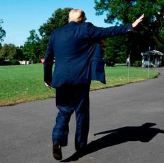 Auf dem Weg nach draußen: US-Präsident Donald Trump (Archivbild)