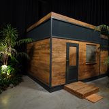 Willkommen im Dschungelcamp 2021: Erstmals findet "Ich bin ein Star - Holt mich hier raus!" nicht in Australien statt. Wegen der Coronapandemie war zuerst ein Dreh auf einer englischen Burg geplant, doch selbst daraus wurde nichts. Deswegen steckt RTL die Kandidaten jetzt in ein Studio in Hürth und gibt der Show einen neuen Namen: "Ich bin ein Star – Die große Dschungelshow". Auf die Bewohner wartet statt Dschungel ein Tiny Haus, in dem sie auf engstem Raum zusammengepfercht werden.