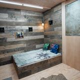 Die ersten Bewohner sind bereits in das sogenannte Tiny Haus eingezogen. Jeweils drei Kandidaten müssen für drei Tage auf engstem Raum im Mini-Häuschen auf 18 Quadratmeter zusammenleben. Während der 72 Stunden müssen die Kandidaten Prüfungen ablegen.