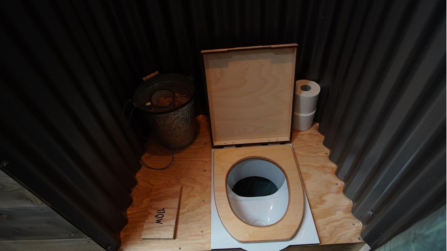 Auch die berüchtigte Dschungeltoilette soll 2021 nicht fehlen. Im Studio in Hürth steht für die Kandidaten nur ein Plumpsklo bereit.