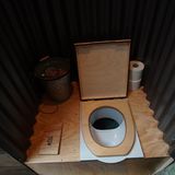 Auch die berüchtigte Dschungeltoilette soll 2021 nicht fehlen. Im Studio in Hürth steht für die Kandidaten nur ein Plumpsklo bereit.