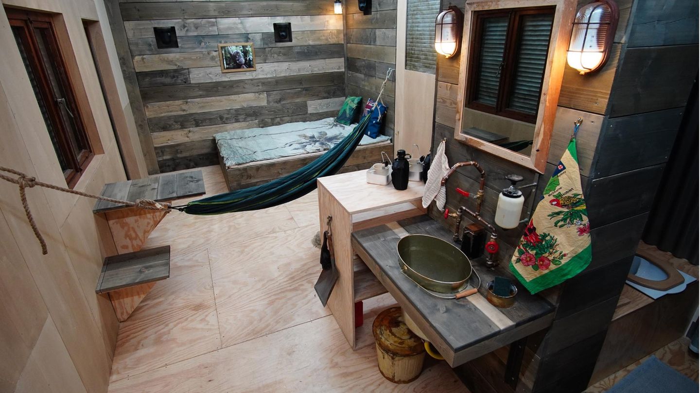 Dschungelshow - Zusammenleben auf 18 Quadratmeter Intimsphäre gibt es im Tiny Haus keine. Das Trocken-WC und die Fass-Dusche besitzen zwar einen Vorhang, aber im Doppelbett und der quer durch den Raum gespannten Hängematte müssen sich die Bewohner drei lange Tage mehr schlecht als recht miteinander arrangieren.