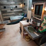 Intimsphäre gibt es im Tiny Haus keine. Das Trocken-WC und die Fass-Dusche besitzen zwar einen Vorhang, aber im Doppelbett und der quer durch den Raum gespannten Hängematte müssen sich die Bewohner drei lange Tage mehr schlecht als recht miteinander arrangieren. 