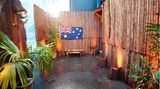 Ob hier Lagerfeuerstimmung aufkommt? Das Tiny Haus verfügt über eine kleine Terrasse. Auch die steht allerdings unter dem Studiodach. Hier darf auch geraucht werden.