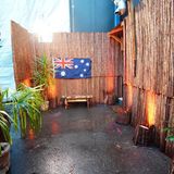 Ob hier Lagerfeuerstimmung aufkommt? Das Tiny Haus verfügt über eine kleine Terrasse. Auch die steht allerdings unter dem Studiodach. Hier darf auch geraucht werden.