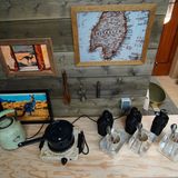 Auch die Dschungelküche ist spärlich ausgestattet. Da es kein offenes Feuer geben darf, machen die Bewohner ihr Wasser auf einer Herdplatte warm.