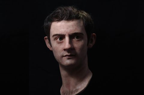 Als junger Mann war Caligula schön und galt als freundlich, aber schon das Leben in der Umgebung des paranoiden Tiberius soll ihn tief geprägt haben. Seine Regierung ist von extremer Unfähigkeit, Verschwendungssucht geprägt. Die eigenen Prätorianer setzten seinem Wüten ein Ende.