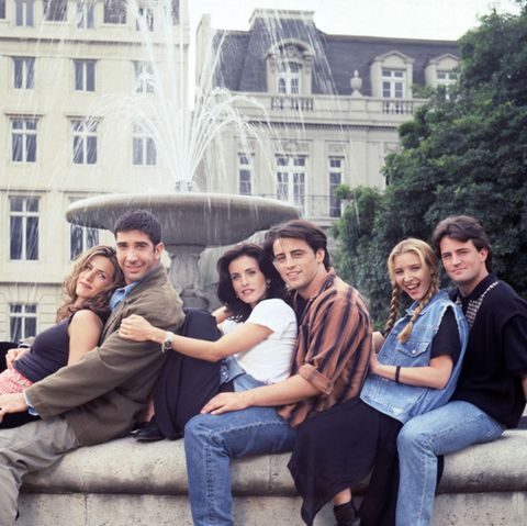 Die Darsteller der Serie "Friends" sitzen an einem Brunnen