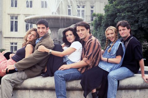 Die Darsteller der Serie "Friends" sitzen an einem Brunnen