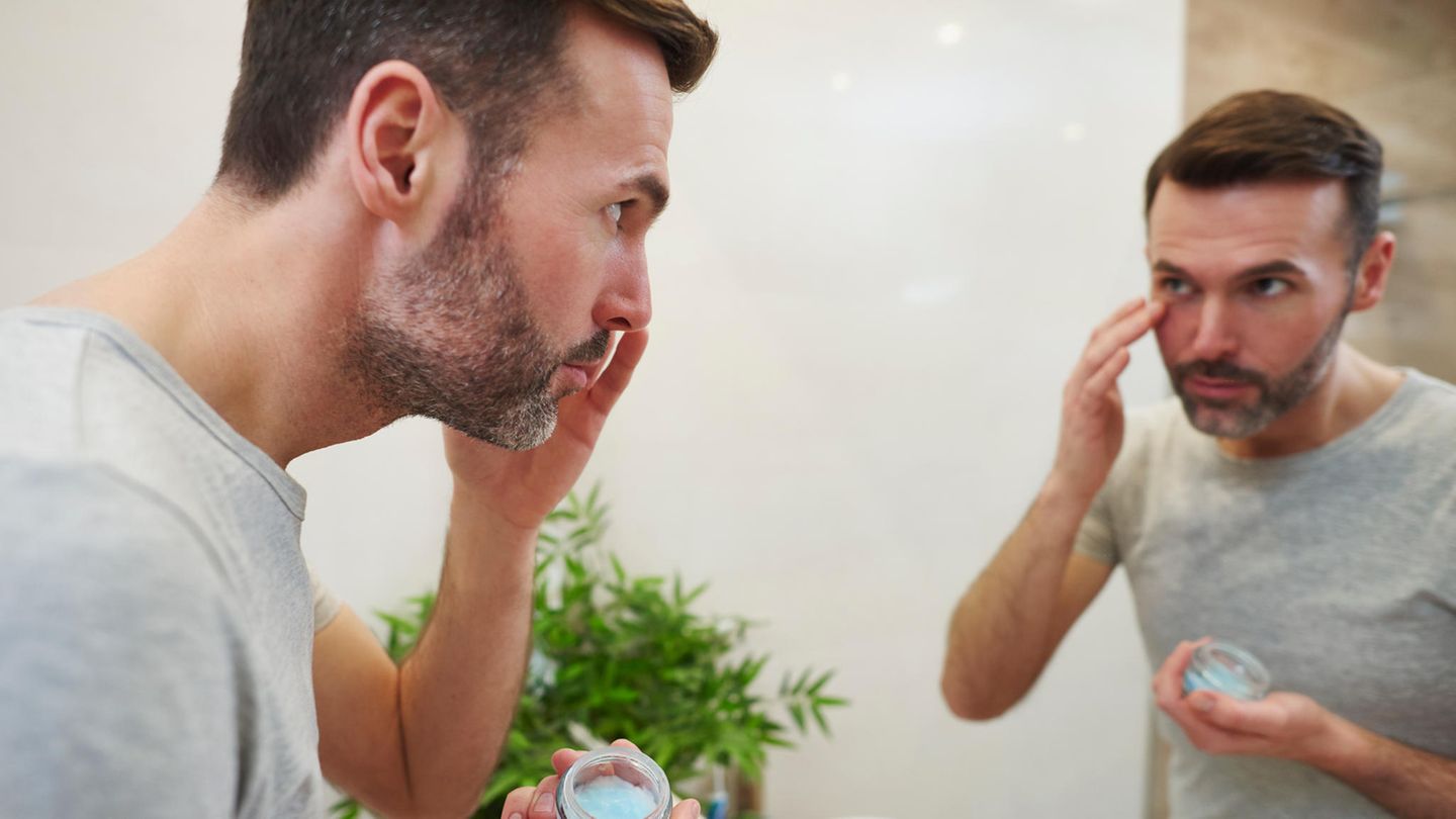 Geschwollene Augen betrifft Männer wie Frauen
