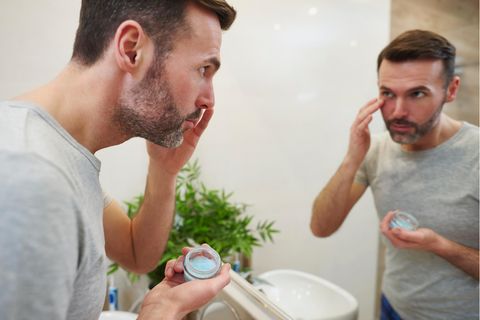 Geschwollene Augen betrifft Männer wie Frauen