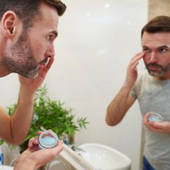 Geschwollene Augen betrifft Männer wie Frauen