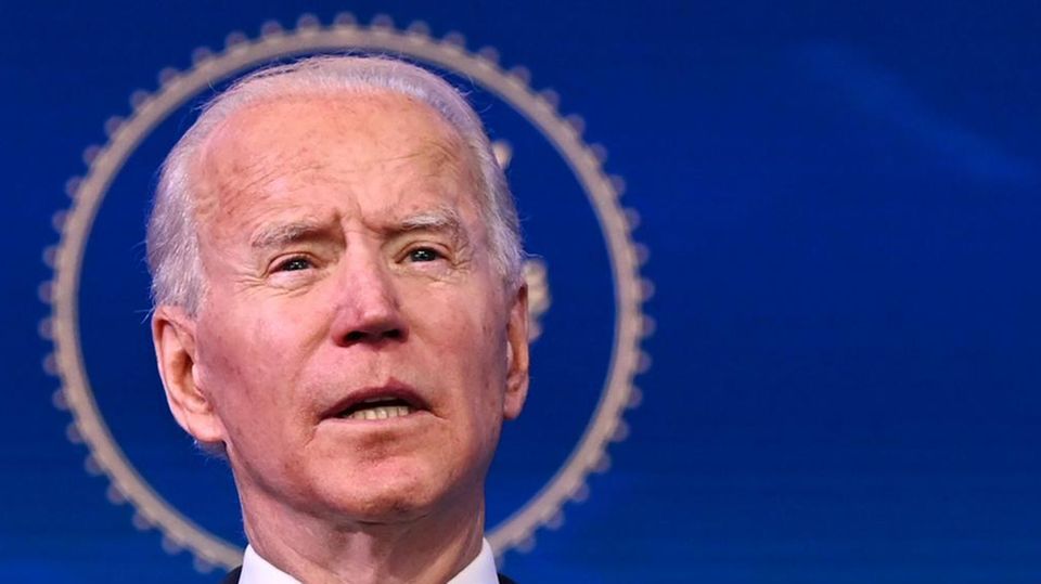 Joe Biden Vor einem blauen Hintergrund steht der künftige US-Präsident Joe Biden und gestikuliert bei einer Rede mit beiden Händen
