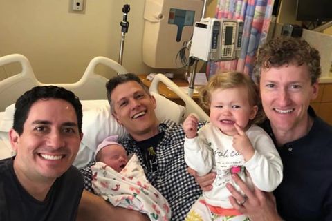 Die drei Väter mit Tochter Piper bei der Geburt von Baby Parker