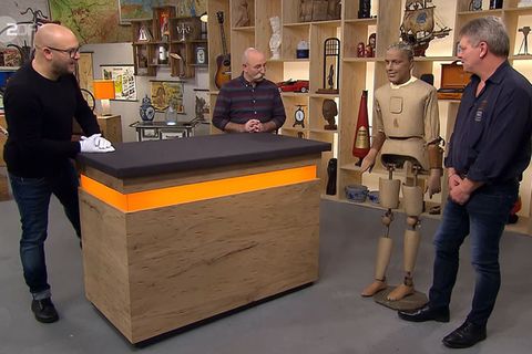 "Bares für Rares"-Händler Sven Deutschmanek (l.) und Moderator Horst Lichter freuen sich über die ungewöhnliche Schaufensterpuppe von Jogi Heinze.