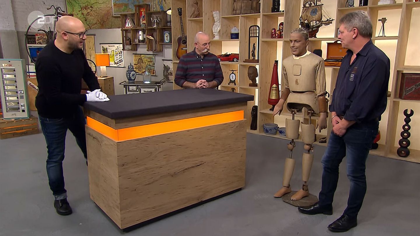 "Bares für Rares"-Händler Sven Deutschmanek (l.) und Moderator Horst Lichter freuen sich über die ungewöhnliche Schaufensterpuppe von Jogi Heinze.