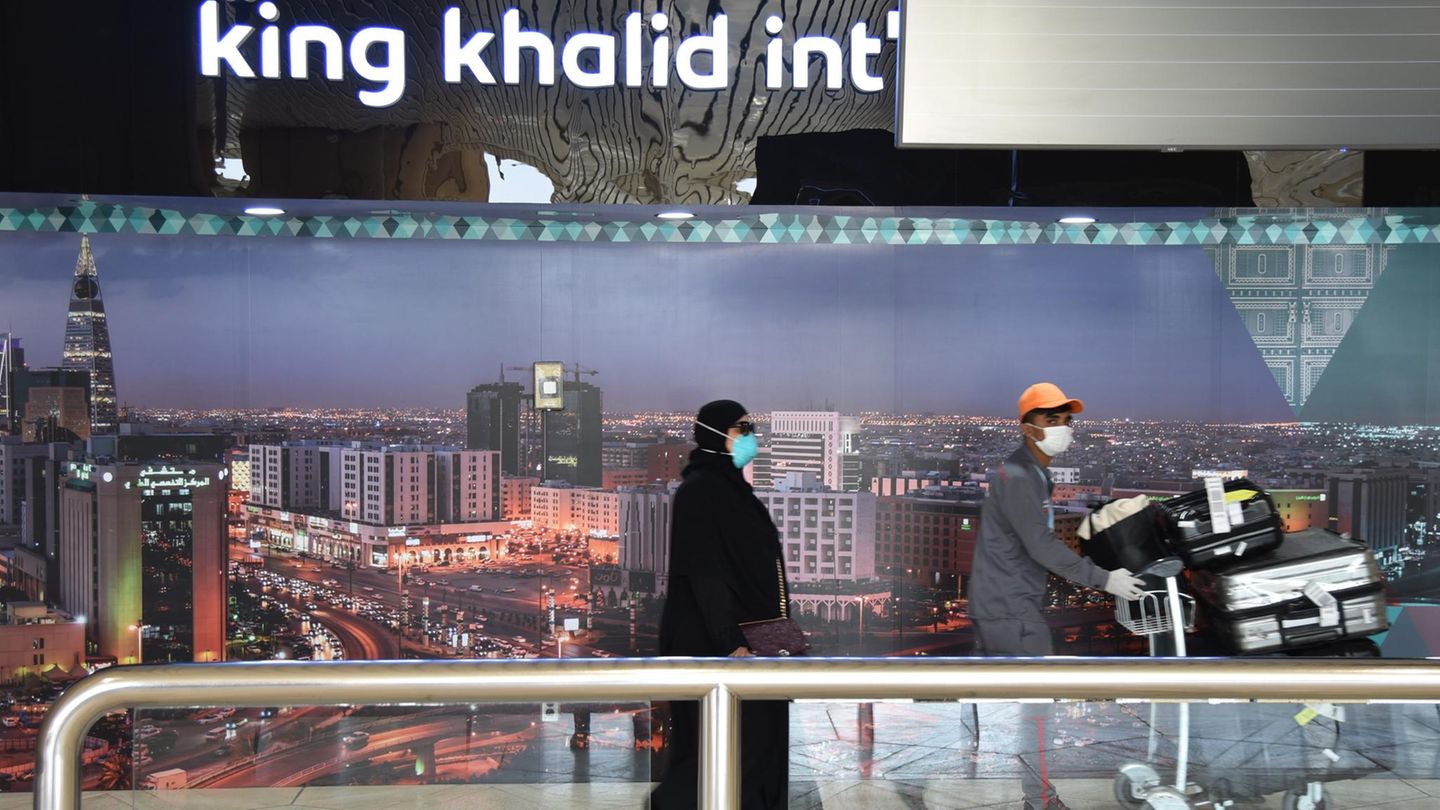 Follow Me: Platz 9 mit 548.226 Sitzplätzen: Dschidda – Riad Zwischen den beiden größten Städte Saudi-Arabiens, Dschidda am Roten Meer und Riad im Landesinneren (Foto), fliegen neben der staatlichen Airline Saudia auch Billigfluggesellschaften wie Flyus und Flyadeal. Flugdauer: eine Stunde und 40 Minuten. Platz 9 mit 548.226 Sitzplätzen: Dschidda – Riad Zwischen den beiden größten Städte Saudi-Arabiens, Dschidda am Roten Meer und Riad im Landesinneren (Foto), fliegen neben der staatlichen Airline Saudia auch Billigfluggesellschaften wie Flyus und Flyadeal. Flugdauer: eine Stunde und 40 Minuten.
