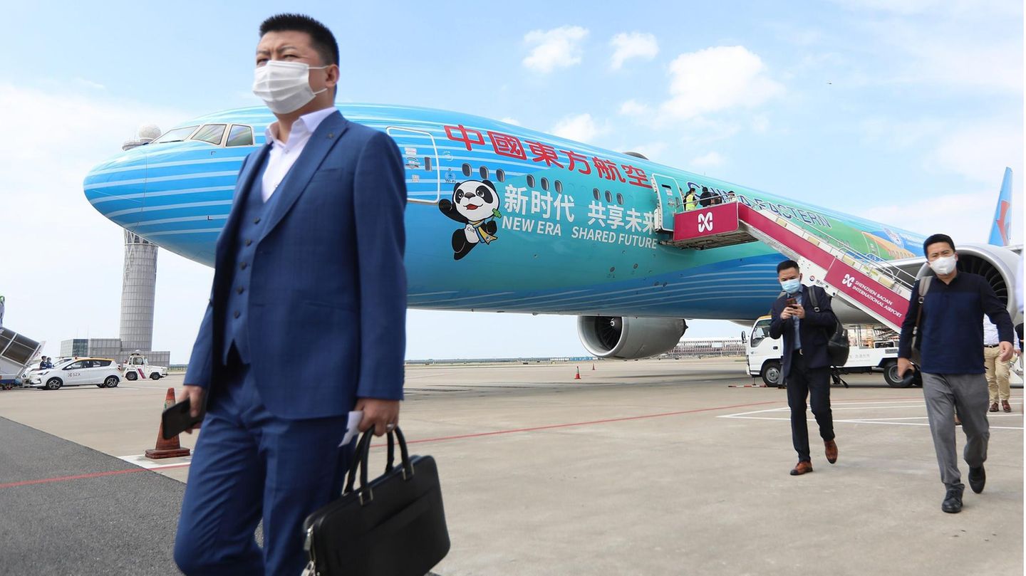 Follow Me: Platz 7 mit 630.500 Sitzplätzen: Shanghai-Hongqiao – Shenzhen-Bao'an Der Flugverkehr innerhalb der Volksrepublik China ist fast schon wieder auf dem Niveau wie vor der Corona-Krise. Zu den wichtigsten Städtepaaren gehört die Route von Shanghai zur Stadt Shenzhen in der Sonderwirtschaftszone im Süden des Landes. Die Flugdauer beträgt ungefähr zweieinhalb Stunden. Platz 7 mit 630.500 Sitzplätzen: Shanghai-Hongqiao – Shenzhen-Bao'an Der Flugverkehr innerhalb der Volksrepublik China ist fast schon wieder auf dem Niveau wie vor der Corona-Krise. Zu den wichtigsten Städtepaaren gehört die Route von Shanghai zur Stadt Shenzhen in der Sonderwirtschaftszone im Süden des Landes. Die Flugdauer beträgt ungefähr zweieinhalb Stunden.