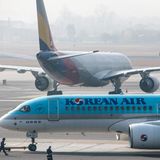 Platz 1 mit 1.069.677 Sitzplätzen: Jeju – Seoul-Gimpo  Die meisten Sitzplätze in den Reservierungsystemen bietet für den Monat Januar 2021 eine Strecke in Korea: Es handelt sich um die bei Urlaubern beliebte Insel Jeju. Das auch als "Mallorca Koreas" bezeichnete Archipel liegt 70 Flugminuten von Seouls Inlandsflughafen entfernt im Süden vor der Küste und ist für das im Vergleich zum Festland mildere Klima bekannt.