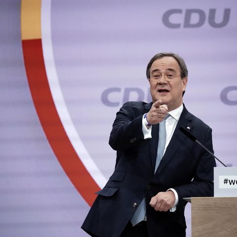 Armin Laschet spricht und gestikuliert