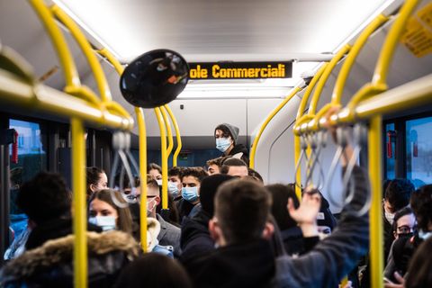 Coronavirus: Menschen stehen dichtgedrängt in einem Bus