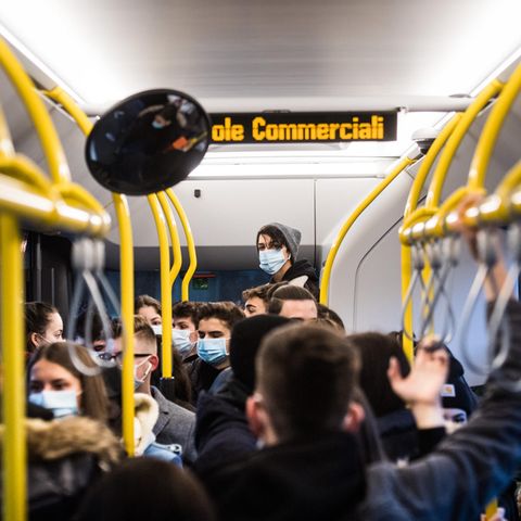Coronavirus: Menschen stehen dichtgedrängt in einem Bus