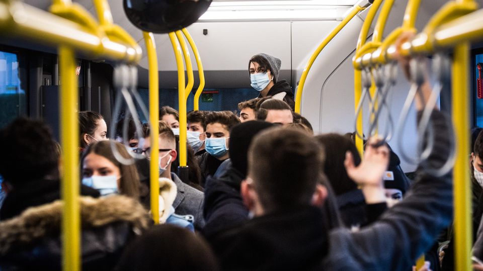 Coronavirus: Menschen stehen dichtgedrängt in einem Bus
