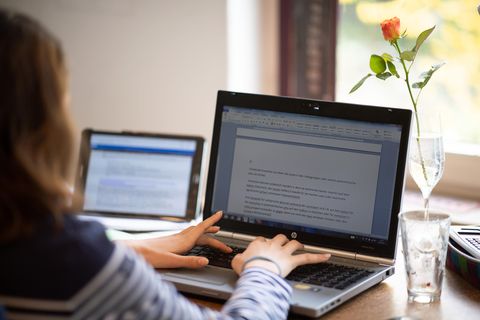 Ein Mädchen tippt auf einem Laptop