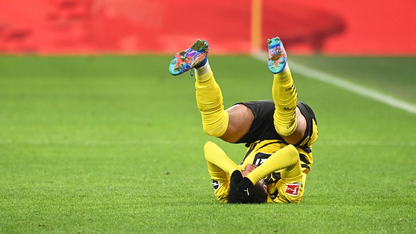 Borussia against Mainz: Jadon Sancho upside down on the lawn