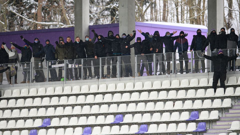 Fans von Aue auf der Tribüne des Erzgebirgsstadions Fans von Aue auf der Tribüne des Erzgebirgsstadions